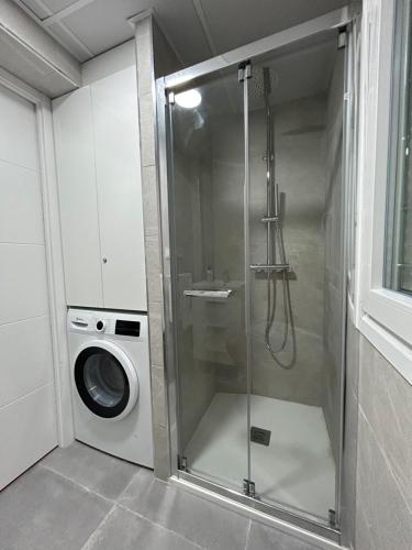 サラゴサにあるAparts Zentrum 14 Barrioverde Izqdaのバスルーム(シャワー、洗濯機付)