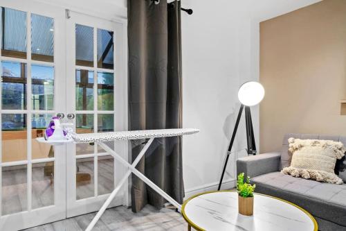 Posezení v ubytování Luxury House with Pool Table, Sky TV, Netflix, Fast Wifi, Garden & Free Parking by Yoko Property