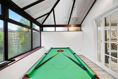 Biliár nebo kulečník v ubytování Luxury House with Pool Table, Sky TV, Netflix, Fast Wifi, Garden & Free Parking by Yoko Property