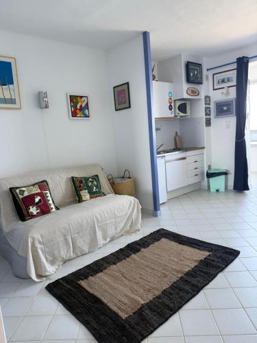 un salon avec un lit et une cuisine dans l'établissement studio sur l'eau avec plage privée, à Six-Fours-les-Plages