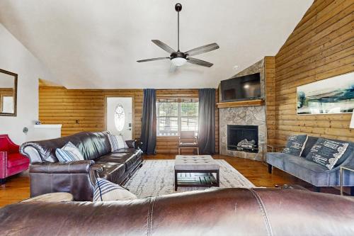 Ruang duduk di Beaver Lake Pool House
