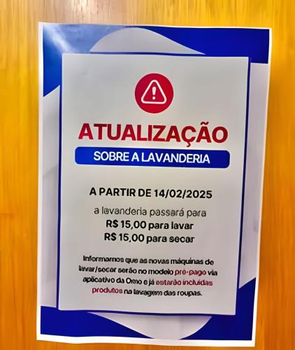 a sign for alavender bottle on a wooden wall at Exuberante studio Bem no centro da Cidade in Curitiba