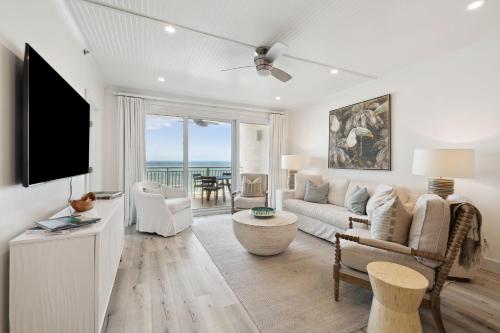een woonkamer met een bank en een flatscreen-tv bij HP 24W Condo by 30A Escapes in Rosemary Beach