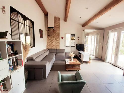 un grand salon avec un canapé et une table dans l'établissement Maison Viens, à Viens