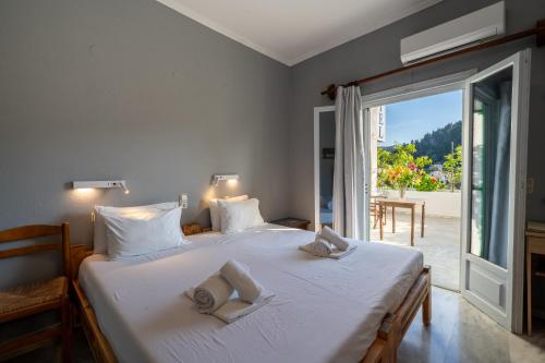 Postel nebo postele na pokoji v ubytování Bastas Hotel & Studios