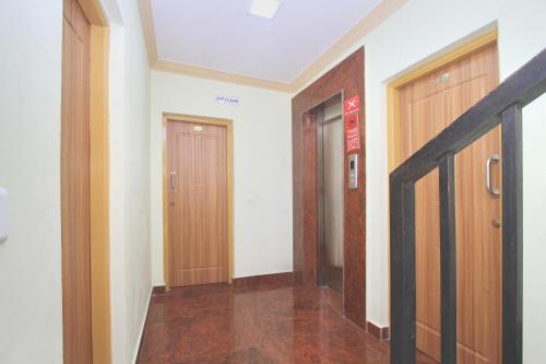 an empty hallway with two doors and a hallway at Hotel O Garden Green in Bengaluru