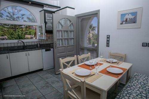 una cucina e una sala da pranzo con tavolo e sedie di Villa Anna with Panoramic sea views a Pyrgos