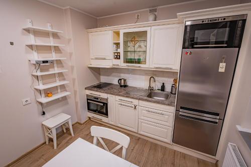 Kuchyň nebo kuchyňský kout v ubytování Charming Apartment with Private Yard