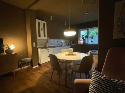 a kitchen and dining room with a table and chairs at Kochstedter Wohnstuben - Wohnen mit Naturbaustoffen in der Bauhausstadt Dessau in Dessau