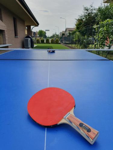 a ping pong paddle sitting on top of a tennis court at B&B Casa Sara in Cassano dʼAdda