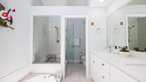 Ένα μπάνιο στο Luxury 3 BR 3BA condo with sweeping ocean views