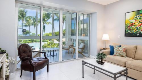 Χώρος καθιστικού στο Luxury 3 BR 3BA condo with sweeping ocean views