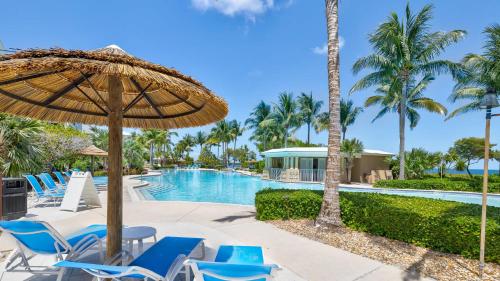 Πισίνα στο ή κοντά στο Luxury 3 BR 3BA condo with sweeping ocean views