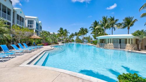 Πισίνα στο ή κοντά στο Luxury 3 BR 3BA condo with sweeping ocean views