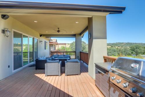 Balkoni atau teres di On-Site Vineyard Gem on 10 Acres in Pilot Hill!