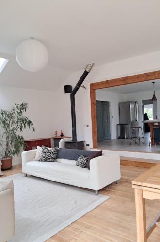 Posezení v ubytování Spacious 4 bedroom retreat in peaceful location