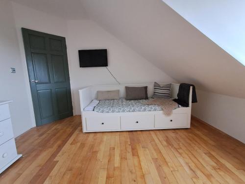Posezení v ubytování Spacious 4 bedroom retreat in peaceful location