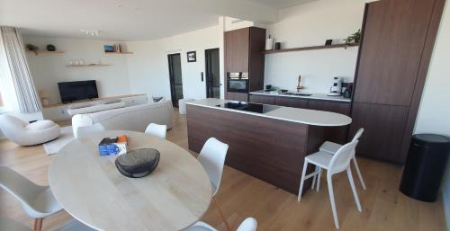 Η κουζίνα ή μικρή κουζίνα στο subliem appartement met zeezicht