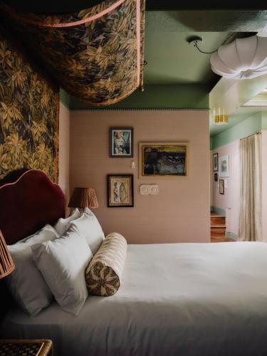 ein Schlafzimmer mit einem großen Bett mit weißen Kissen in der Unterkunft The Netty in Oxford
