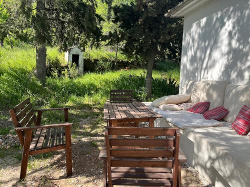 ein Sofa und zwei Stühle in einem Hof in der Unterkunft House in the Mountains of Toledo in San Pablo de los Montes