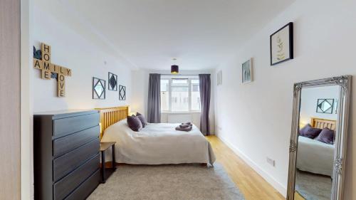 a bedroom with a bed and a mirror at Bright and cosy 1 bed flat next to Tower Bridge in London