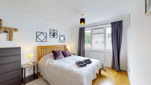 a bedroom with a large bed and a window at Bright and cosy 1 bed flat next to Tower Bridge in London