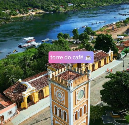 a sign that says tone do cat on top of a building at Pousada Flor de Lins in Piranhas
