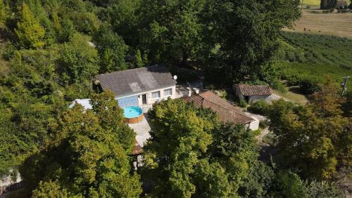 une vue aérienne d'une maison avec piscine dans l'établissement La Maison d'Onésiphore, à Cazes-Mondenard