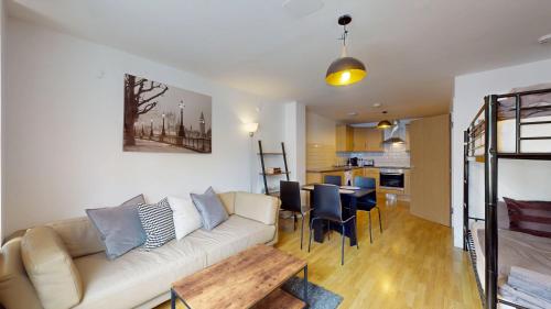 Bright and cosy 1 bed flat next to Tower Bridge photo 16