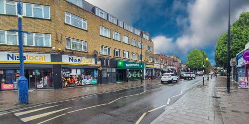 a city street with cars driving down a rainy street at Bright and cosy 1 bed flat next to Tower Bridge in London