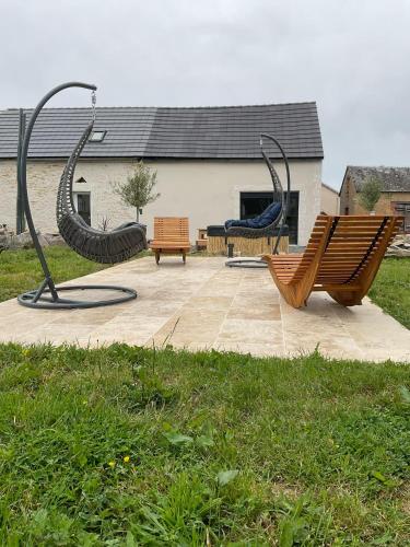 a group of benches sitting on a patio at BERRY's CHARM in Le Pêchereau