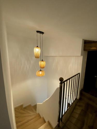 deux lumières suspendues à un escalier dans une maison dans l'établissement Le Cadran Solaire, à Villecroze