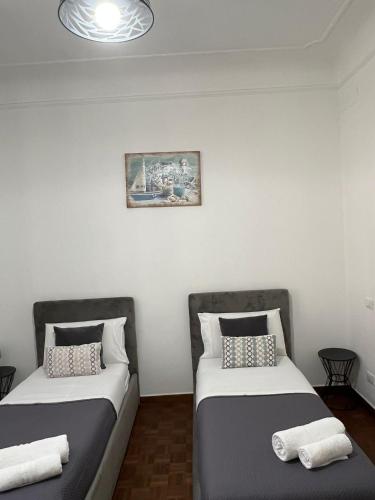 two beds sitting next to each other in a room at Casa di Esti in La Spezia