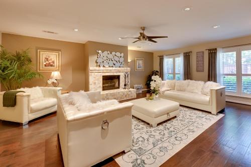 Χώρος καθιστικού στο 7 Mi to Lewisville Lake Spacious Denton Home