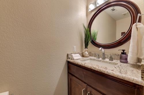 Φωτογραφία από το άλμπουμ του 7 Mi to Lewisville Lake Spacious Denton Home σε Ντέντον