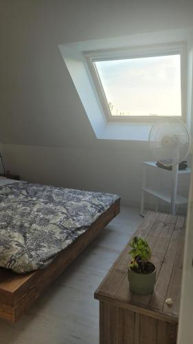 une chambre avec un lit, une table et une fenêtre dans l'établissement À l'Ouest du Mont - Chambre avec Salle de Bain Privée, à Pleine-Fougères