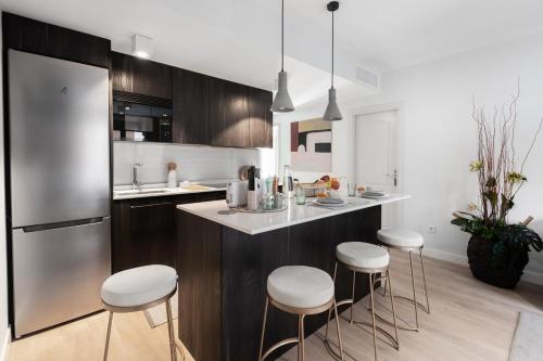 Modern and bright- 2bed 2 bath- City center