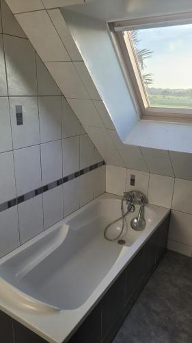 La salle de bains est pourvue d'un lavabo et d'une lucarne. dans l'établissement À l'Ouest du Mont - Chambre avec Salle de Bain Privée, à Pleine-Fougères