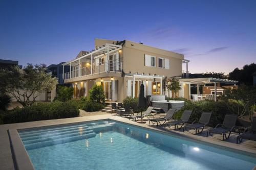 Villa BELLA - beautiful and modern house with pool, souna, jacuzzi & playground, Ližnjan - Istra