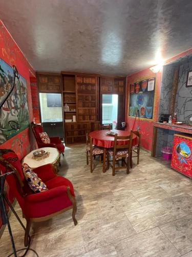 sala de estar con paredes rojas, mesa y sillas en Catania Sicula Folk, en Catania