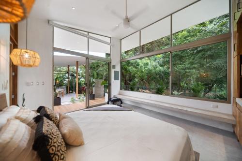 Katil atau katil-katil dalam bilik di Golf Cart 6 Seater,Private Path 2 Beach, Playa Grande