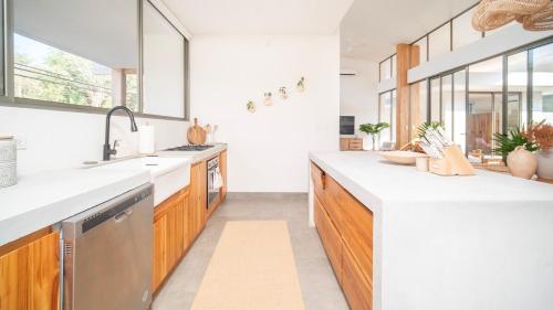 Dapur atau dapur kecil di Golf Cart 6 Seater,Private Path 2 Beach, Playa Grande