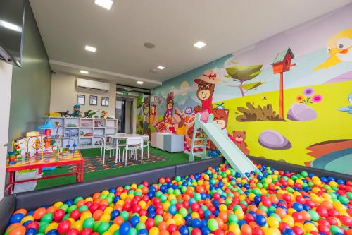 a room with a large pile of balls at Laghetto Stilo Vita in Gramado
