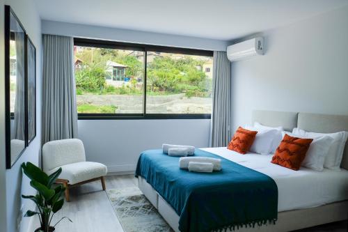 Postel nebo postele na pokoji v ubytování New 3 Bedroom Luxury Family Apartment - Airco, King Size Beds, Fully equipped kitchen, Balcony, Washingmachine, 2 bathrooms, Free parking, Fast Internet, 142m2