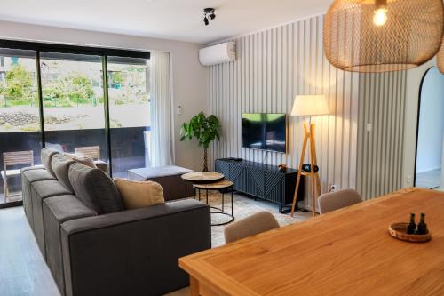 New 3 Bedroom Luxury Family Apartment - Airco, King Size Beds, Fully equipped kitchen, Balcony, Washingmachine, 2 bathrooms, Free parking, Fast Internet, 142m2