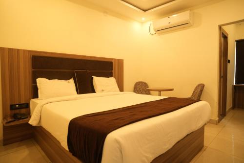 Una cama o camas en una habitación de 11 Leaf Hotel