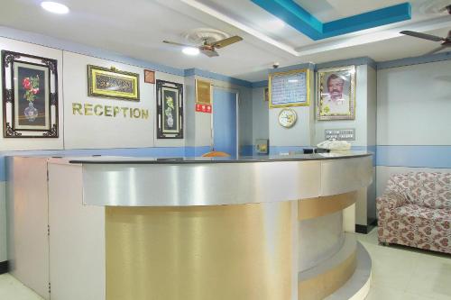 a waiting room with a counter in a hospital at Hotel O IBRAS Residency Trichy in Fort