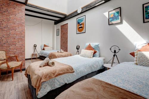 Postel nebo postele na pokoji v ubytování Charme authentique à Corbas - Authentic Charm in Corbas - 120m2 of Comfort-6 personnes