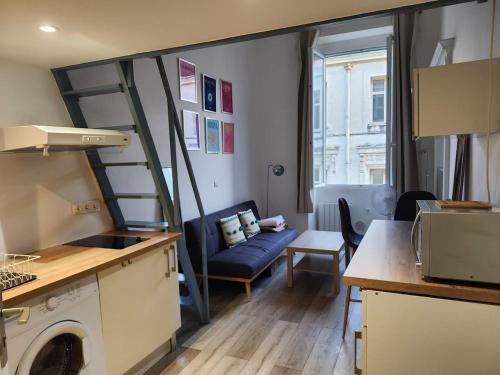 un petit appartement avec un salon avec un canapé dans l'établissement Charming Studio in Old Nice, à Nice