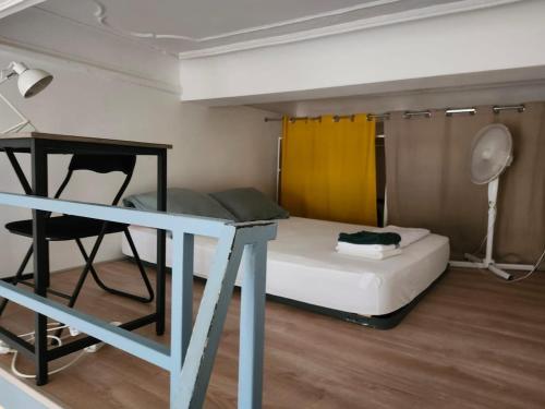 une petite chambre avec un lit et un bureau dans l'établissement Charming Studio in Old Nice, à Nice